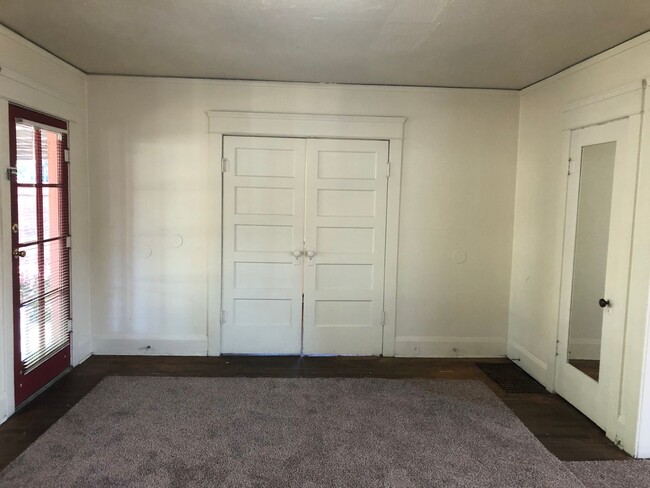 Building Photo - Vintage Campus House ~  3 bedrooms, 1.5 bath