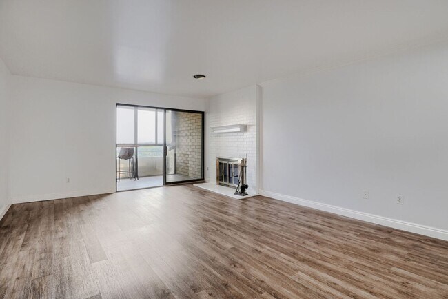 Foto del edificio - SPACIOUS 2Bd/1BA Condo- Cap Hill Neighborhood! Available NOW!