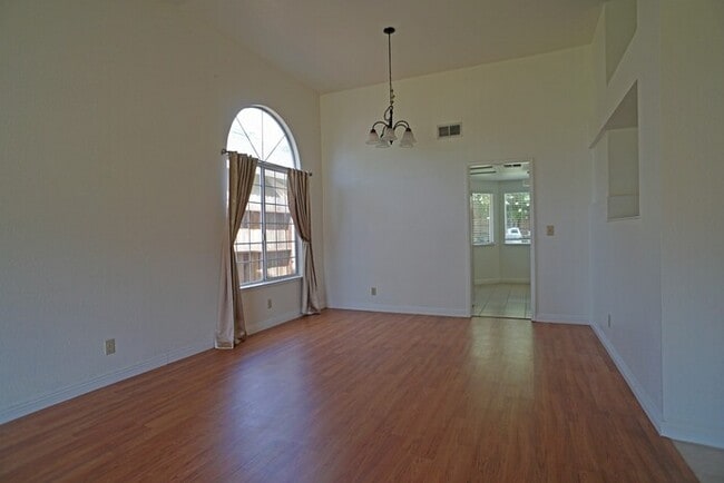 Building Photo - beautiful 3-bedroom, 2-bathroom single-story home in Roseville!