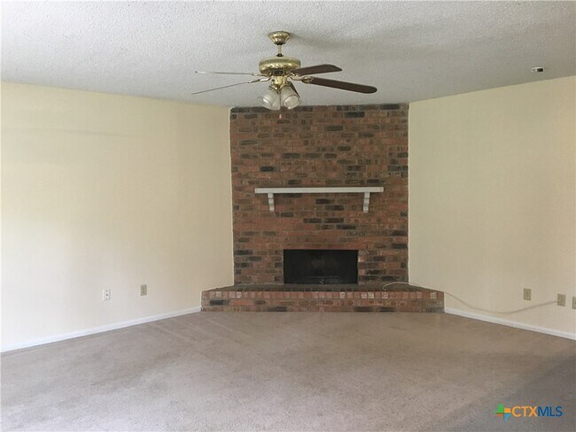 Building Photo - 601 Deerwood Dr