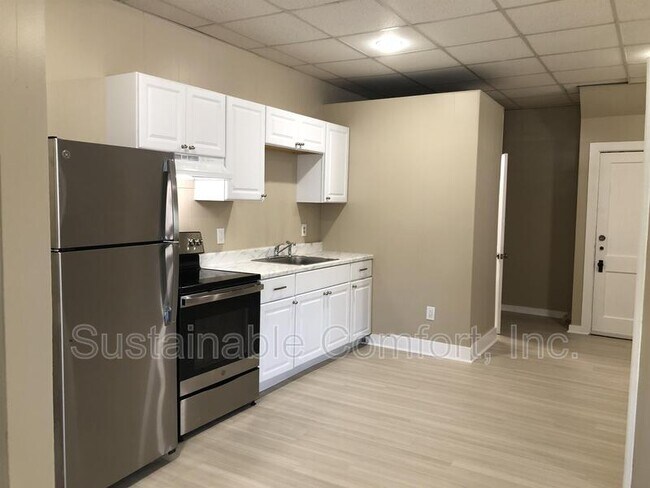 Building Photo - 148 Maywood St