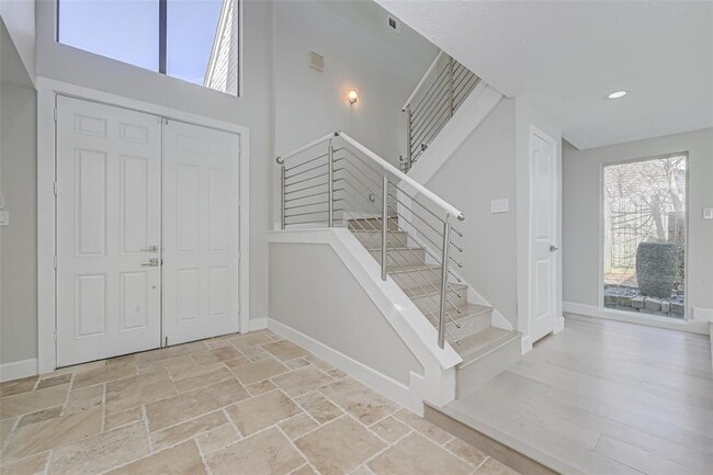 Building Photo - 915 Daria Dr