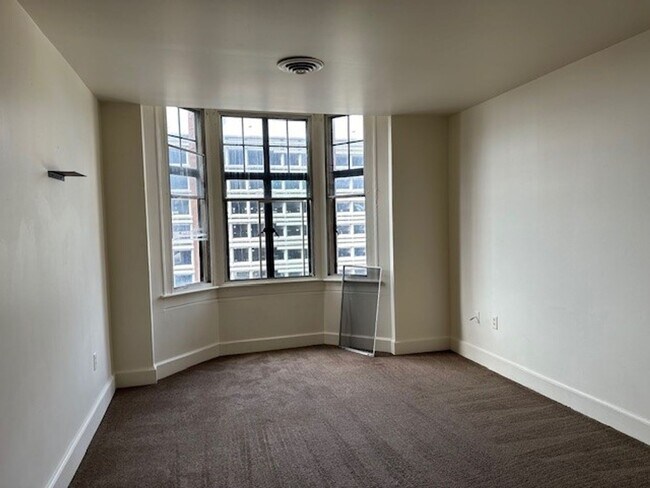 Building Photo - 4th Floor 1 Bedroom 1 Bathroom Apartment F...