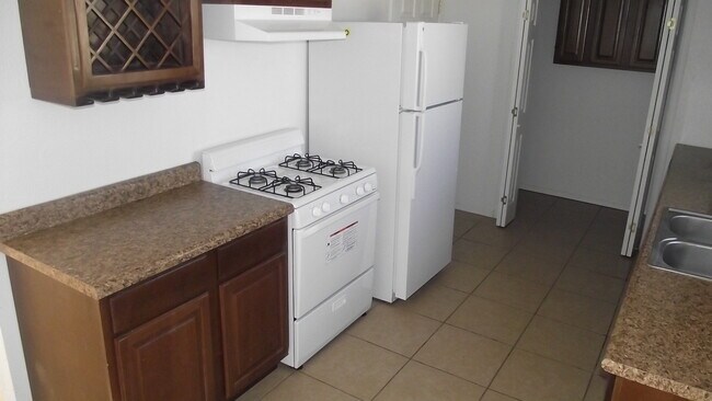 Building Photo - Northeast El Paso 3 bed with Refrig A/C