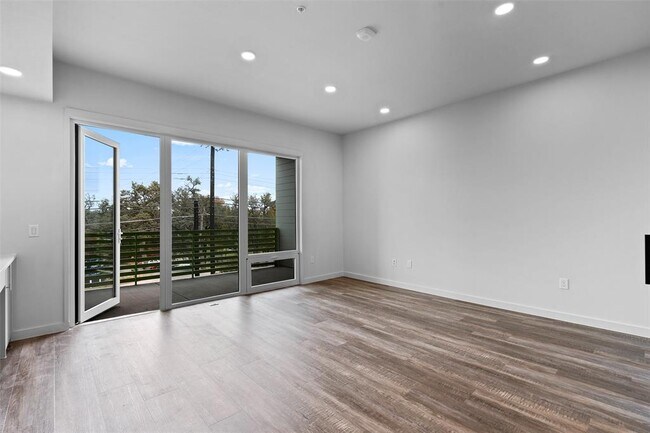 Foto del edificio - 4004 Banister Ln