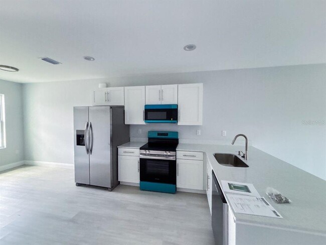 Foto del edificio - 17048 Byron Ave