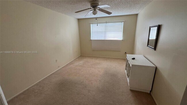Foto del edificio - 8280 Sunrise Lakes Blvd