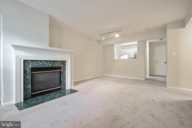 Foto del edificio - 13800 Farnsworth Ln