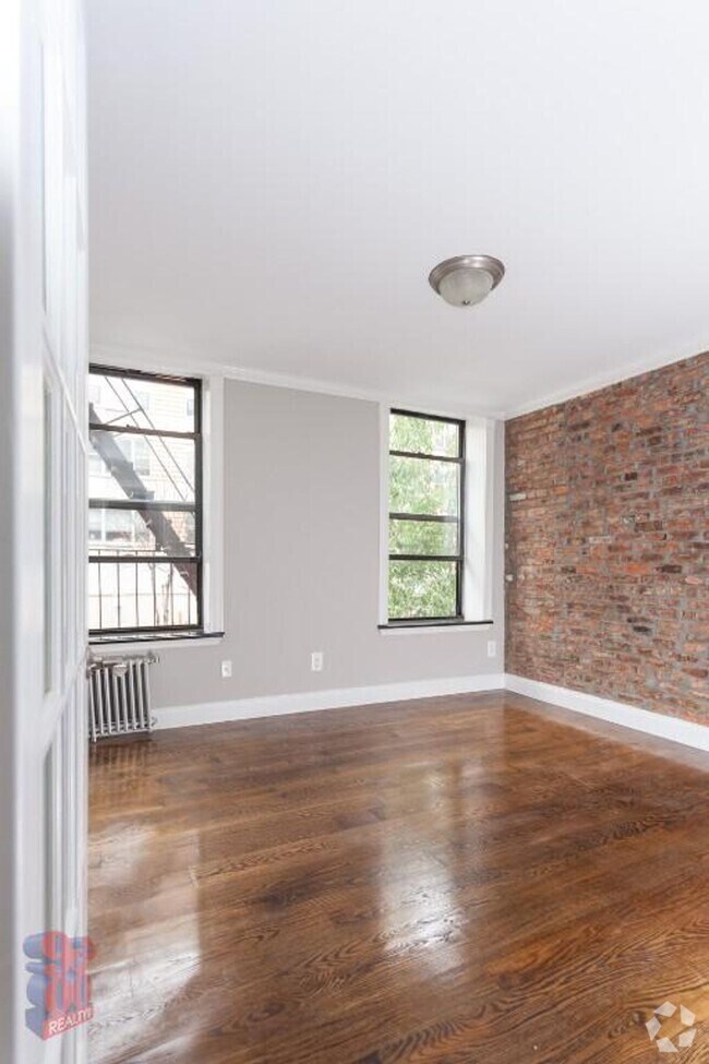Building Photo - Amazing 4 Bedroom 2 Bath Apartment In East...