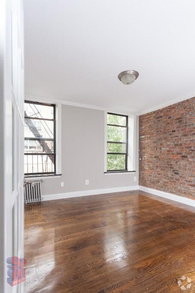 Building Photo - Amazing 4 Bedroom 2 Bath Apartment In East...