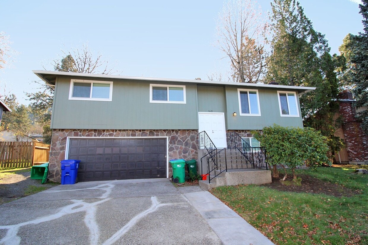 Primary Photo - Beautifully Updated Gresham Butte 3 Bedroo...