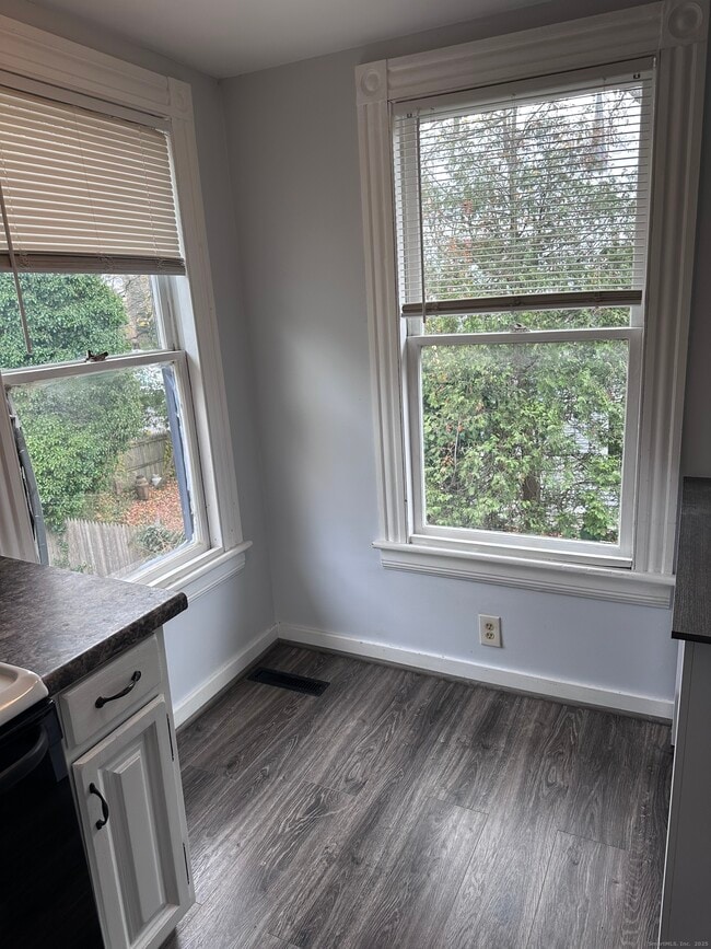 Foto del edificio - 941 E Broadway