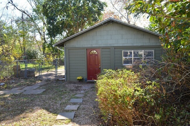 Building Photo - Adorable 1bed/1 bath home nestled between ...