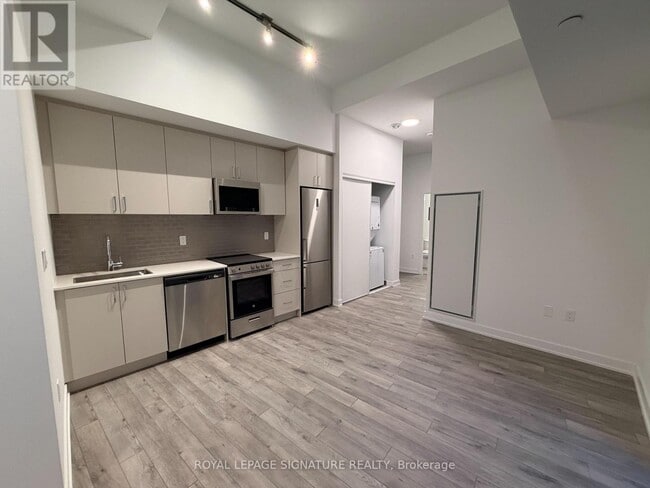 Building Photo - 1005 Dundas St E