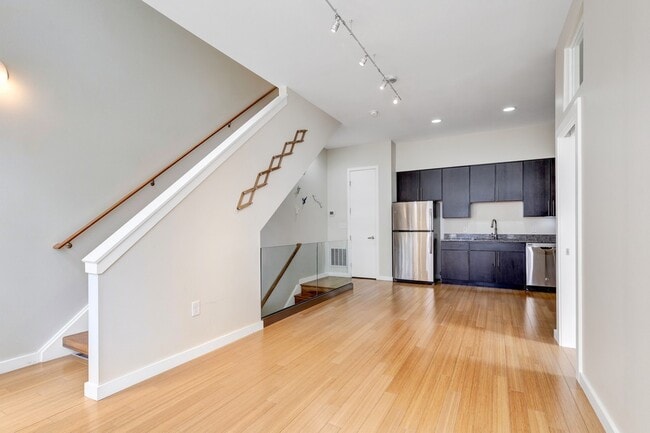 Building Photo - 1561 E 118th St