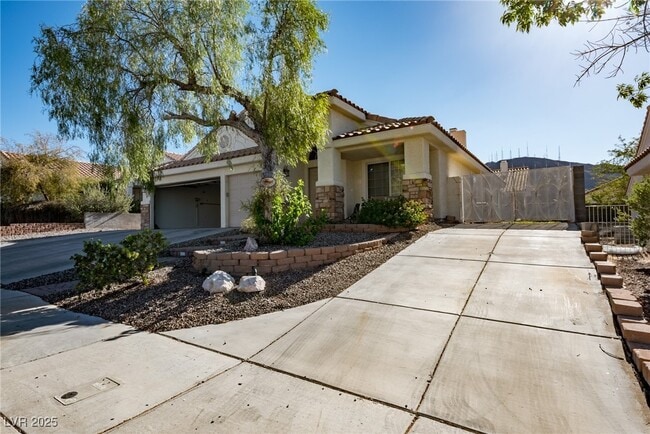 Foto del edificio - 682 Ladywood Ln