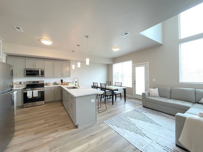 Foto del edificio - Bright 3br Townhome (New Build)