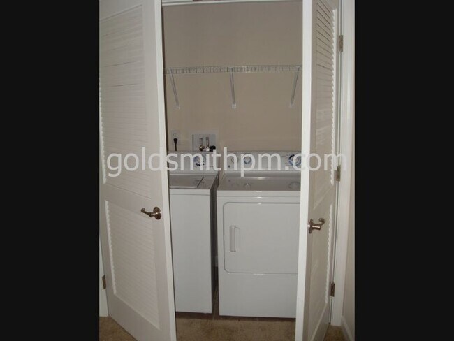 Building Photo - 411 Cedar Pines Dr