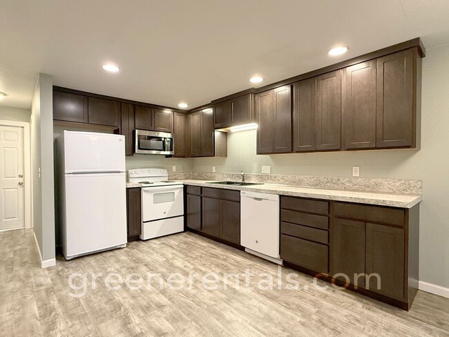 Building Photo - 2BR/1BA Duplex in Desirable West Olympia Location