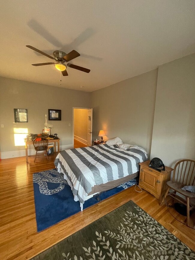 Building Photo - 933 S St Bernard St