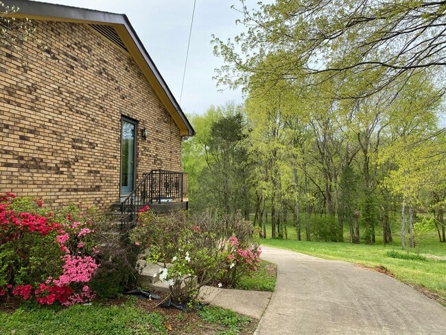 Building Photo - Great location! Country feel 4 bedroom 3 b...