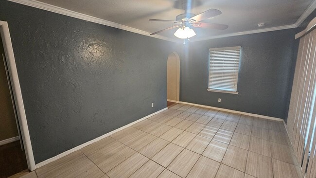 Building Photo - Space, Style, and Sunshine in Southlawn - 3 bed 1.5 bath home for rent