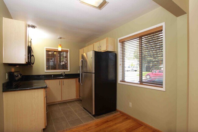Building Photo - FREE RENT SPRING SPECIAL - 1 Bedroom Condo Near OHSU + Parking