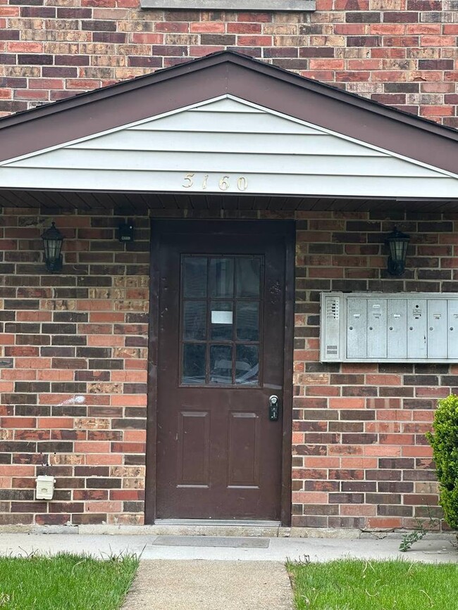Building Photo - 5160 Thomas Dr