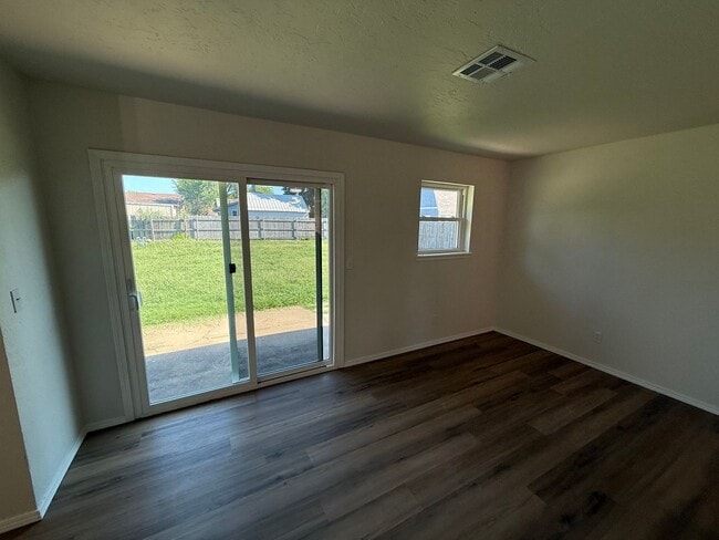 Foto del edificio - Brand new appliances, flooring, paint, and...