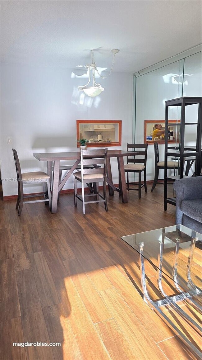 Foto del edificio - 1200 Hillcrest Ct