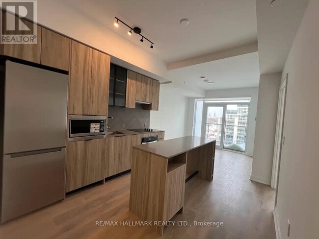 Photo du bâtiment - 1037 The Queensway