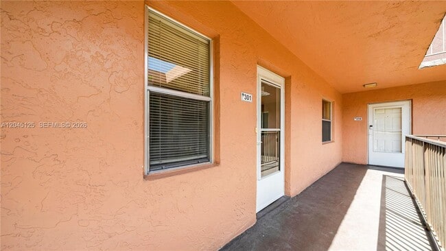 Building Photo - 2861 Somerset Dr