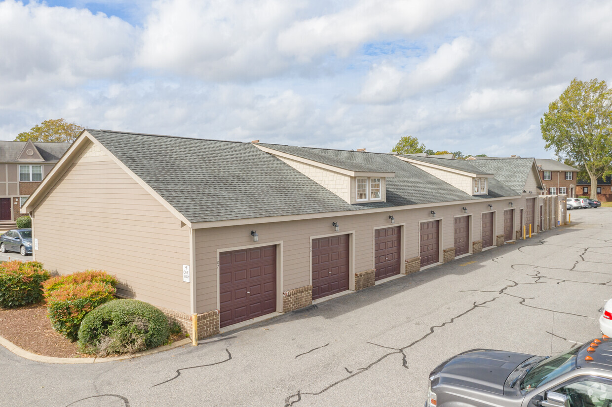 Primary Photo - Maple Bay Townhomes