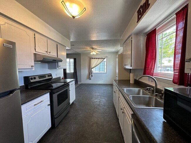 Foto del edificio - 3 Bedroom 2 Bathroom Duplex available to rent in Farmington