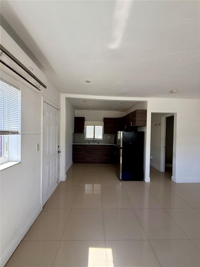Foto del edificio - 560 NE 67th St