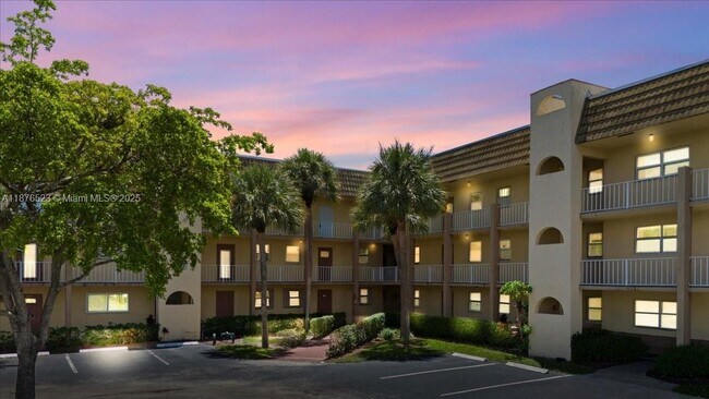 Foto del edificio - 8345 Sunrise Lakes Blvd