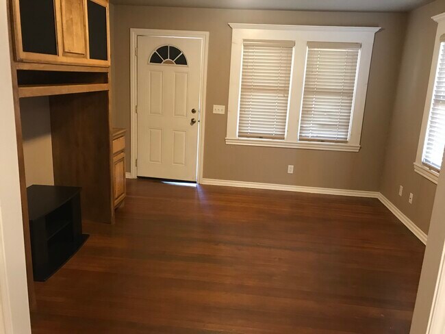Frontroom - 315 S SANTA FE