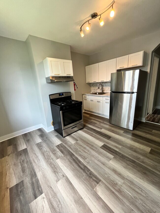 122 Randolph Ave 1R - 120 Randolph Ave