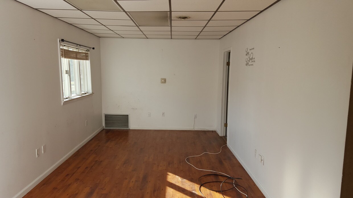 Primary Photo - 103 Emerald Ln