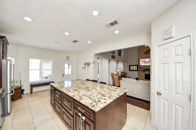 Building Photo - 922 Bayhill Dr