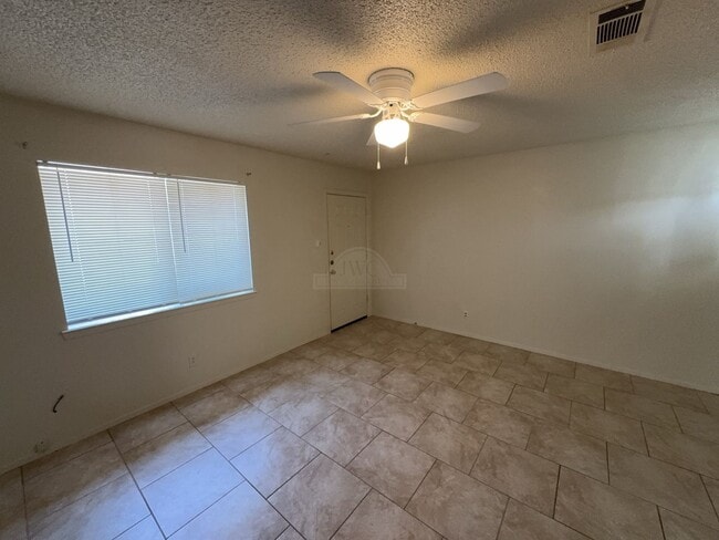 Foto del edificio - 2210 Silverway Dr