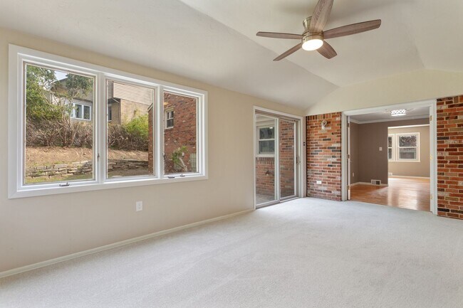 Foto del edificio - Beautifully Renovated Home Available for M...