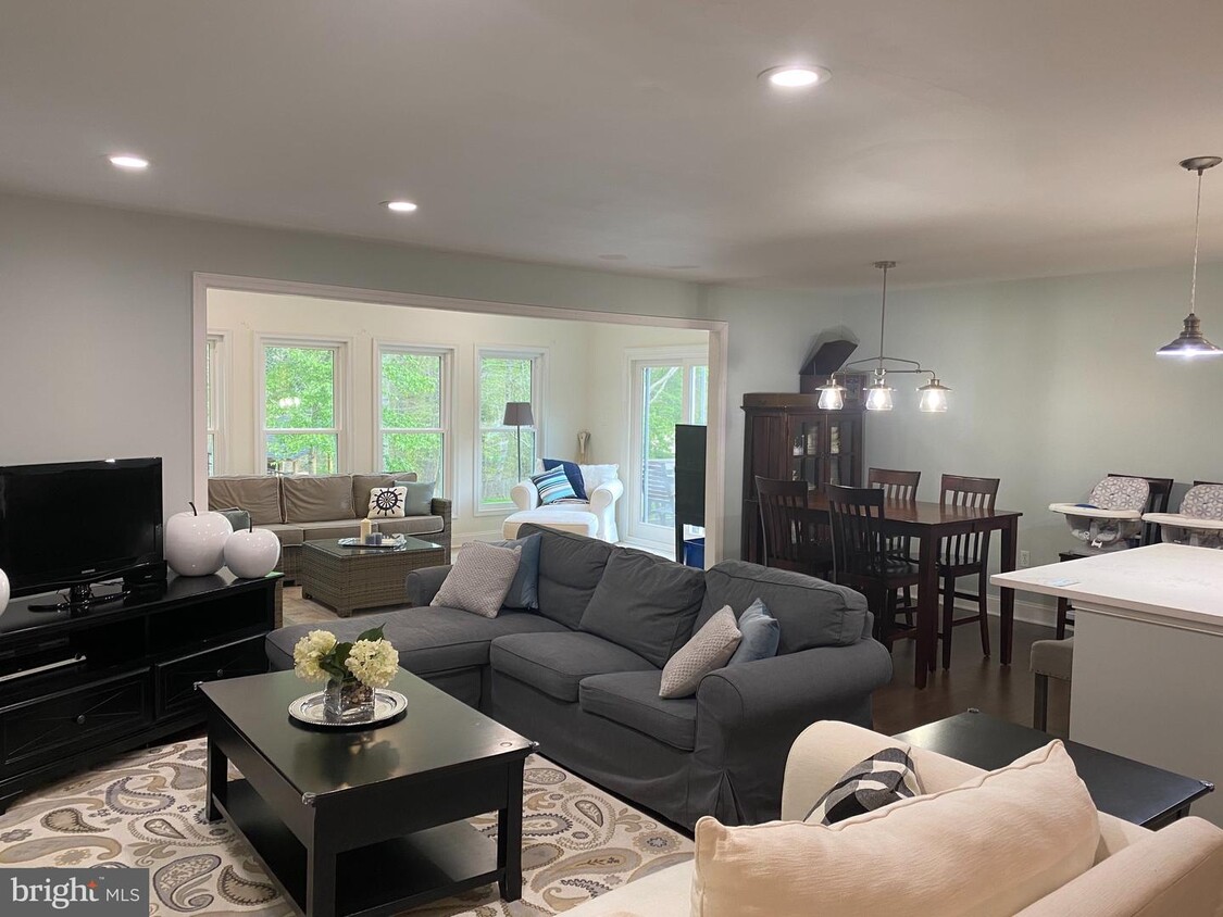 7705 Carrleigh Pkwy, West Springfield, VA 22152 House for Rent in