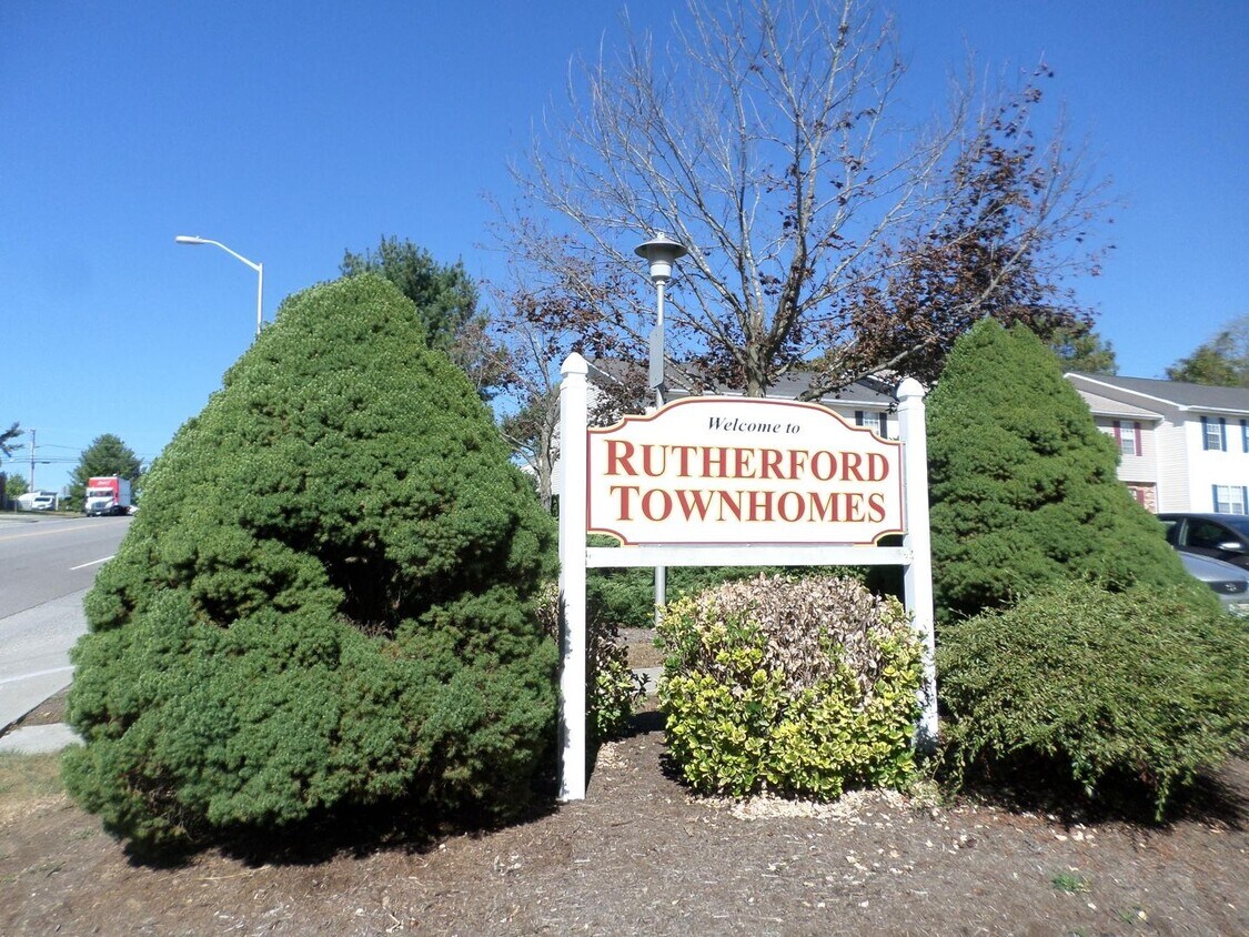 Foto principal - 4 Bedroom, 3 Bath Townhouse