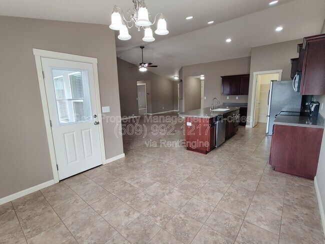 Building Photo - 603 Hilltop View St