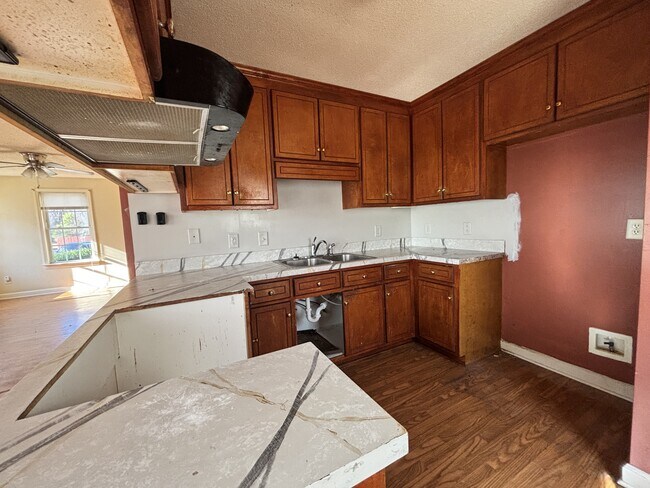 Foto del edificio - 2406 Kauffman Ct E