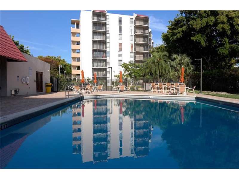 Building Photo - 3301 N Country Club Dr