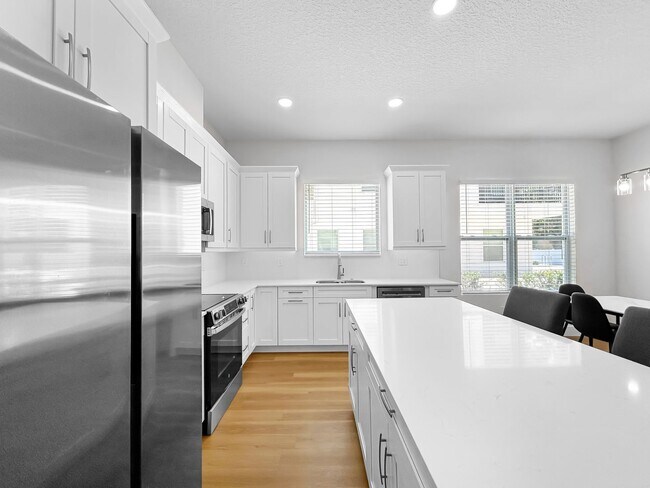 Foto del edificio - Furnished 3BR Townhouse with Flexible Room Rentals – Prime Tampa Location Near USF & Hospitals