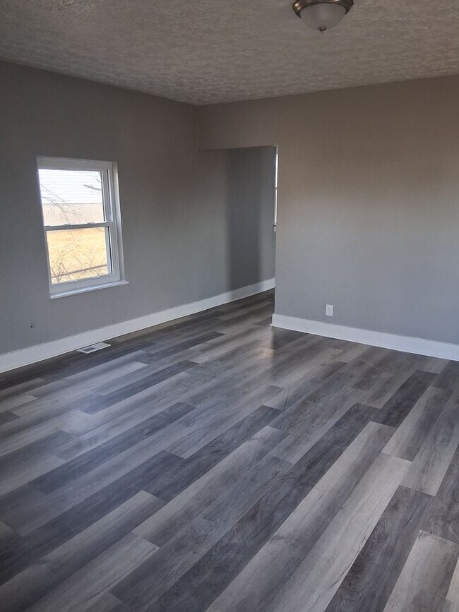 Building Photo - 2 bedroom 1 bath house for rent close to WPAFB, downtown Fairborn