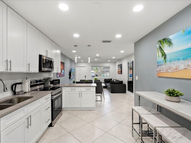 Building Photo - 5063 SW 27th Ave
